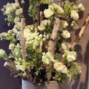 σύνθεση με τεχνητά  λευκά τριαντάφυλλα σε κεραμική γλάστρα. 1.30μ.