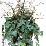 τεχνητά φυτά κισσός σε σύνθεση με κλαδιά