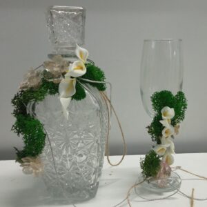 Καράφα και 2 ποτυρια γάμου με άνθη κάλες