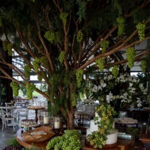 Διακοσμητικό δέντρο με σταφύλια 2,50μ. και σύνθεση με ορχιδεες