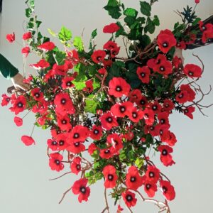 Σύνθεση με κρεμαστές τεχνητές παπαρούνες 0,80μ. χ 0,60μ.