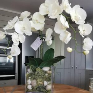 Τεχνητή ορχιδέα σε βάζο γυάλινο τετράγωνο με βρύα 0,60μ.