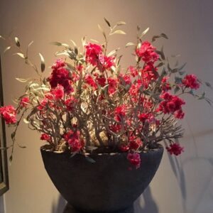 Τεχνητά άνθη με κλαδιά ελιάς (με χρυσές ανταύγες) σε κεραμικό κασπω Υ0,70μ.