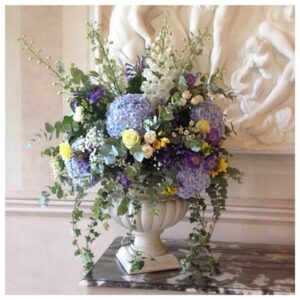 Συνθεση με τεχνητές ορτανσίες σιέλ σε αμφορέα Υ1μ.