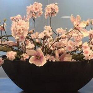 Τεχνητά άνθη ΠΡΟΥΝΟΥ με εκρου μανώλια σε κεραμικό κασπω Μ 0,60μ. Χ Υ0,40μ.