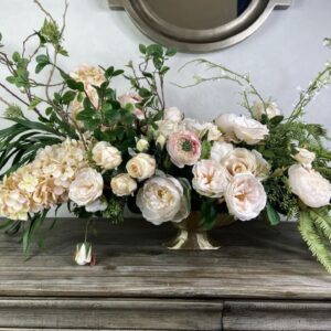 Σύνθεση με τεχνητές πεόνιες και τριαντάφυλλα σε αμφορέα (μηκ.0,60μ.)