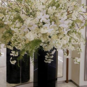 Tεχνητά ανθη λευκα σε κεραμικό κασπω Υ1,80Μ.