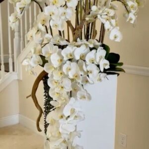 Τεχνητή ορχιδεα λευκη ΣΕ ΚΕΡΑΜΙΚΟ ΓΙΓΑΣ ΚΑΣΠΩ ΓΚΡΙ ΑΝΟΙΧΤΟ .