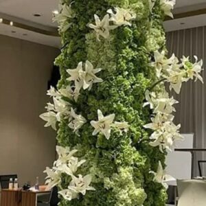 Διακόσμηση κολώνας με βρυα και τεχνητούς κρίνους Υ1,50 χ (0,40 χ 4)