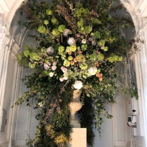 ΣΎΝΘΕΣΗ ΜΕ ΤΕΧΝΗΤΆ ΦΥΤΑ ΕΥΚΑΛΥΠΤΟΥ ΚΑΙ ΑΝΘΗ ΣΕ ΑΜΦΟΡΕΑ 1,80Μ.